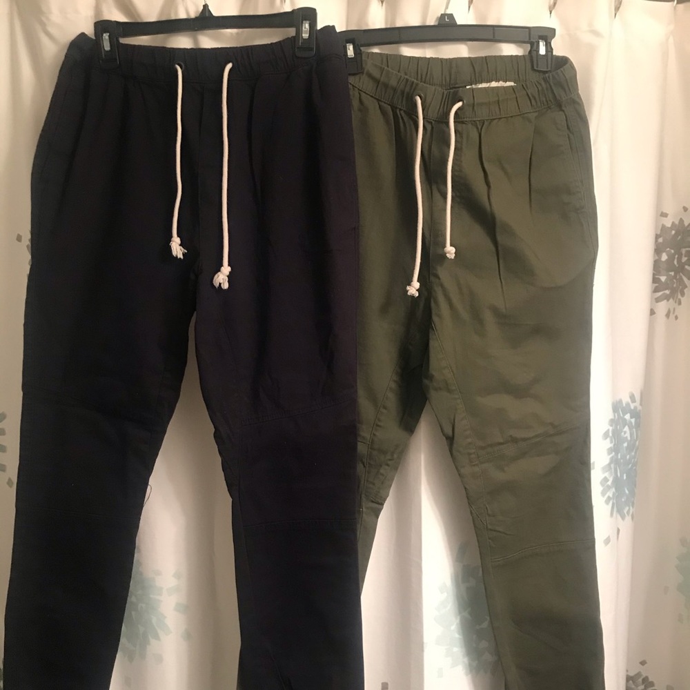 Men’s H & M gathered ankle pants.